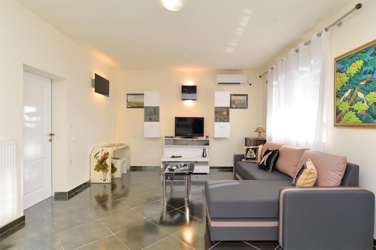 Apartments Ariana 1989 Fazana Bagian luar foto