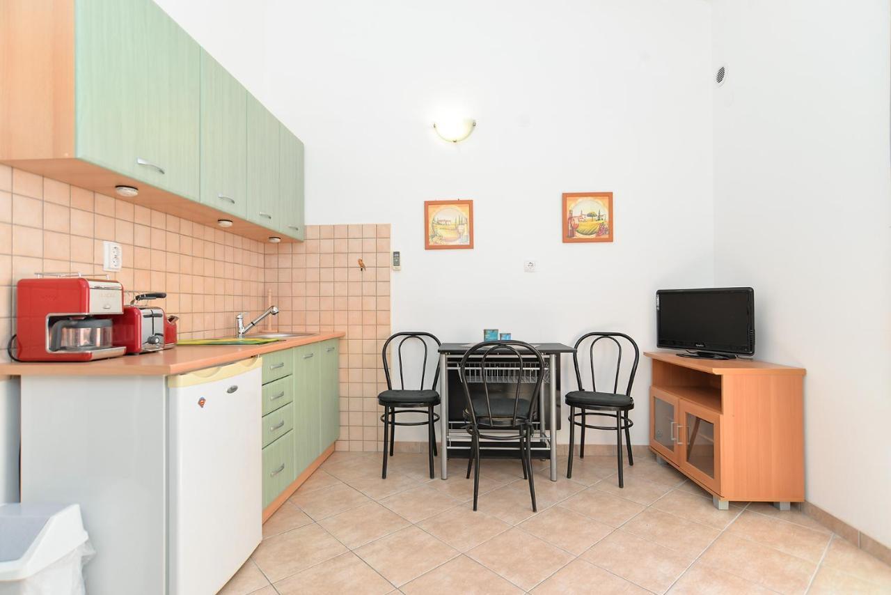 Apartments Ariana 1989 Fazana Bagian luar foto