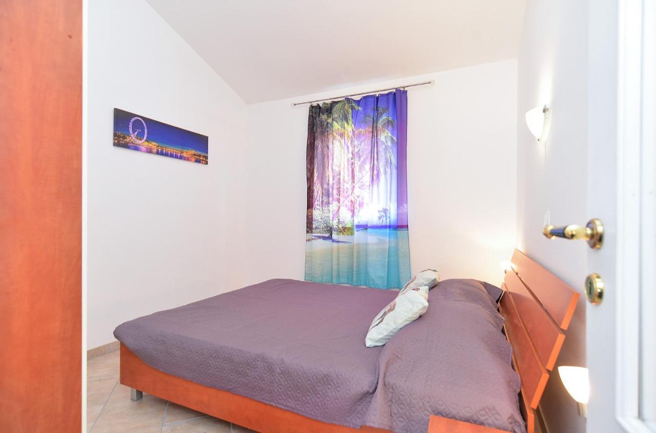 Apartments Ariana 1989 Fazana Bagian luar foto